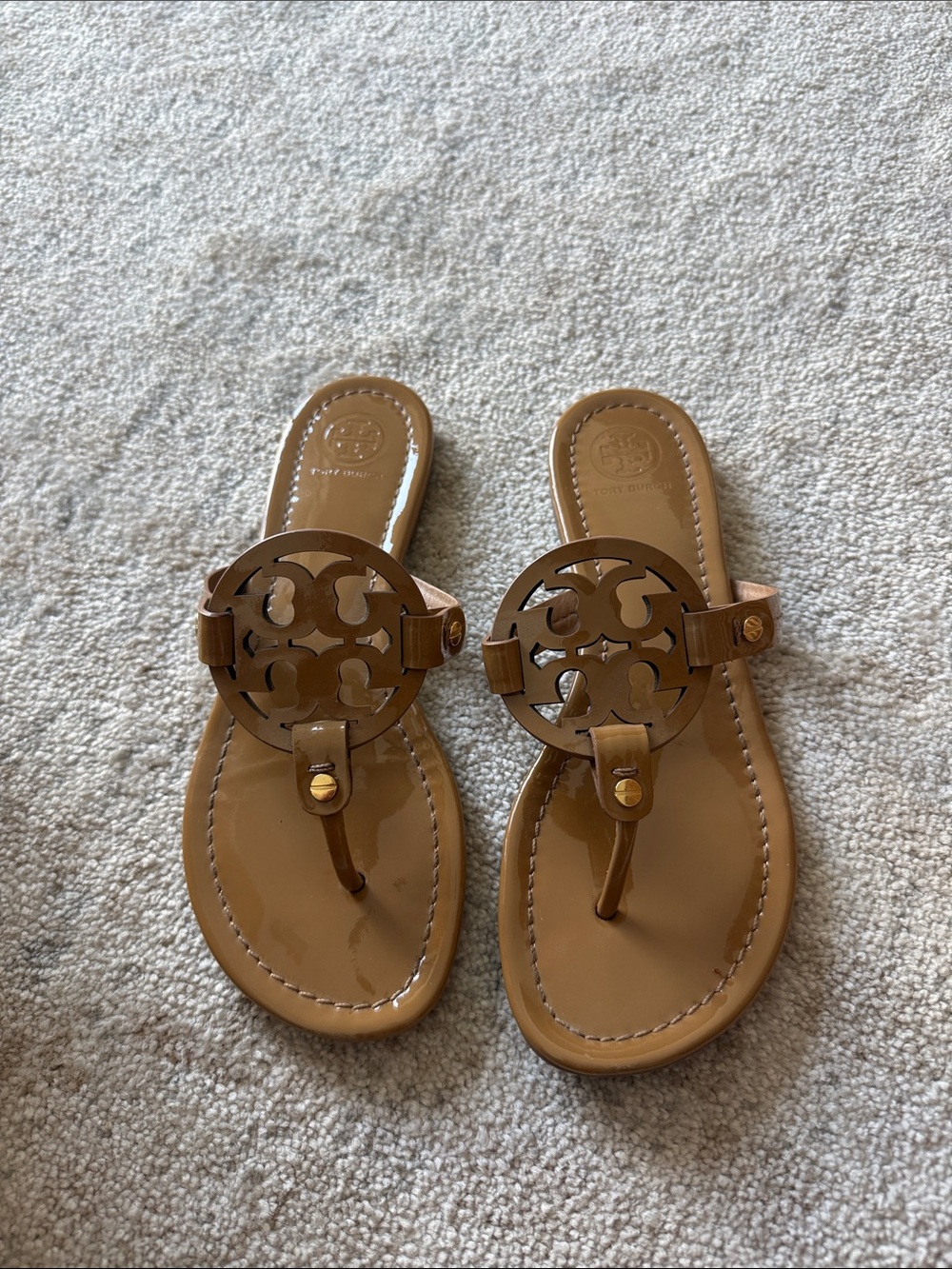 Tory Burch Patent Leather Logo Thong Sandals in Brown